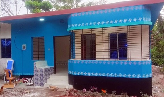 আগৈলঝাড়ায় ইমামের মৃতুপরে বাড়ি নির্মাণ করে দিলেন নুরুজ্জামান