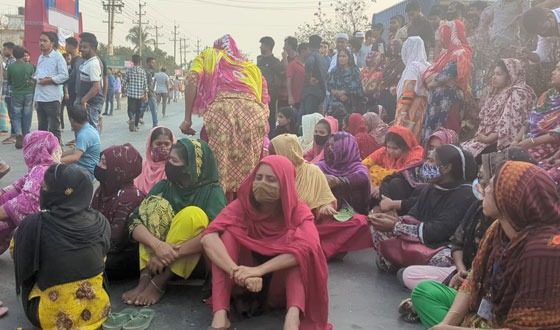 ভালুকায় বেতন ভাতার দাবীতে মহাসড়ক অবরোধ