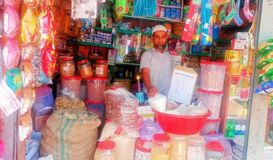 কাউখালীতে রমজান মাস উপলক্ষে বিশেষ মূল্য ছাড়ে পণ্য বিক্রি