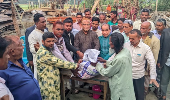 শরীয়তপুরের অগ্নিকান্ডে ক্ষতিগ্রস্ত ১৩ পরিবারে ইফতার সামগ্রী বিতরণ