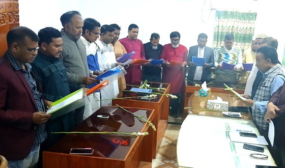 চাটমোহর ব্যবসায়ী সমিতির কমিটি সদস্যদের শপথ অনুষ্ঠিত