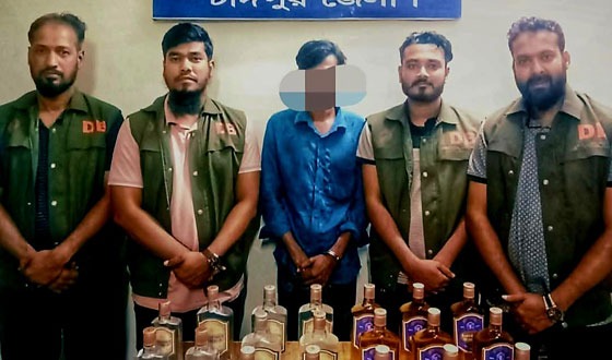 “চাঁদপুরে মদসহ মাদক ব্যবসায়ী গ্রেফতার’’