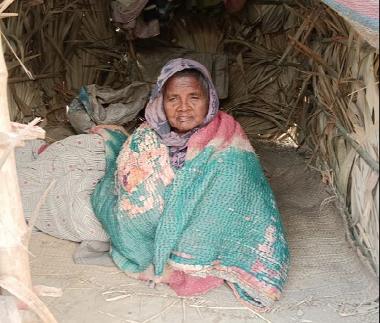 শীতে মানবেতন জীবণ যাপন করছে প্রবীণ নারী