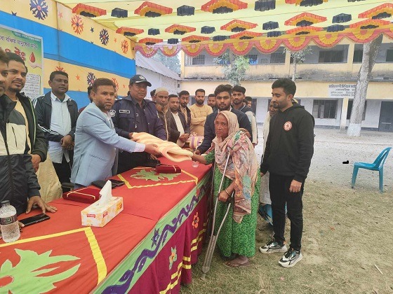 সাজিয়াকান্দিতে ব্লাড ডোনেট ফাউন্ডেশনের কম্বল বিতরণ