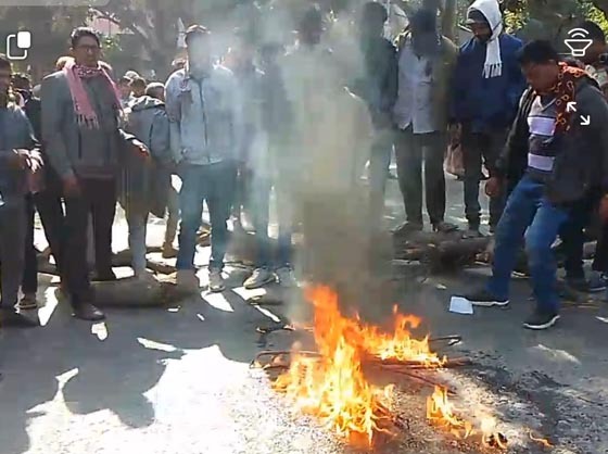 তানোরে অপারেটর নিয়োগে দুর্নীতি: রাস্তায় অগ্নিসংযোগ বিক্ষোভ সমাবেশ