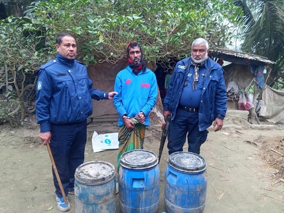 কালীগঞ্জে মাদক বিরোধী অভিযানে মদসহ আটক ১