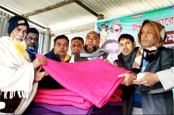 চরভদ্রাসনে কৃষকদল নেতার শীতবস্ত্র বিতরন অব্যাহত