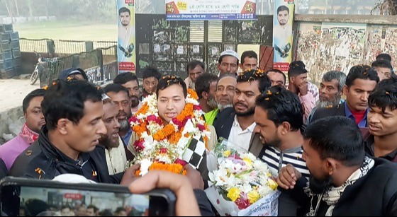 সোনাইমুড়ীতে ইতালি বিএনপি নেতাকে ফুলেল শুভেচ্ছা