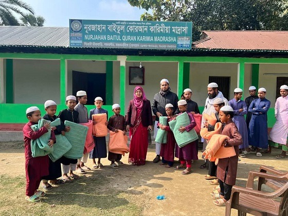 গফরগাঁওয়ে উপজেলা প্রশাসনের কম্বল বিতরণ