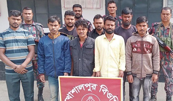 সীমান্তে বিজিবির হাতে ২৪ জন আটক