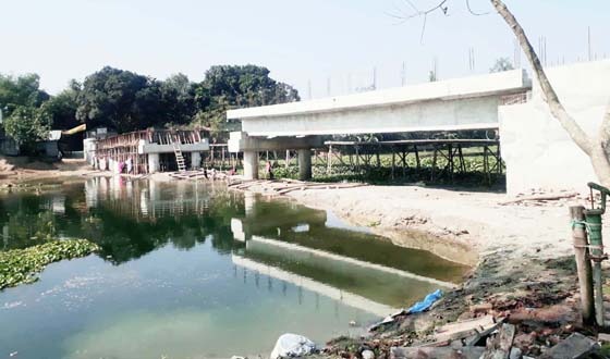 খানসামায় ৬ বছরেও শেষ হয়নি সেতুর নির্মাণ কাজ