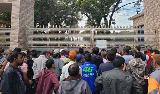 প্রিপেইড মিটার স্থাপন বন্ধে নেসকো কার্যালয় ঘেরাও করে বিক্ষোভ