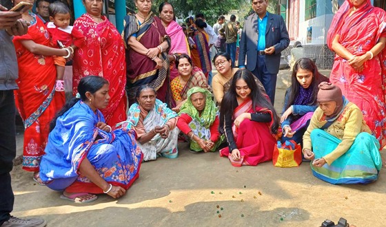 আগৈলঝাড়ায় ২৪৫ বছরের প্রাচীণ গ্রাম বাংলার মারবেল খেলা