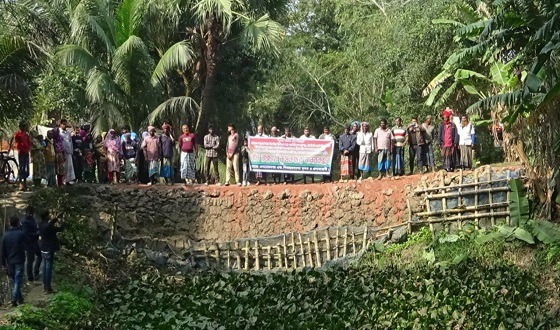 কালকিনিতে ৩৫ বছরের বাঁধ রক্ষার্থে স্থানীয় কৃষকদের মানববন্ধন