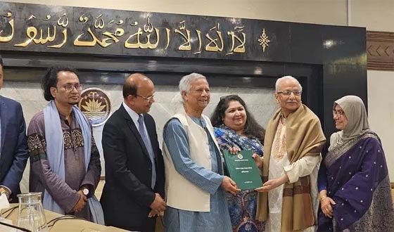 চার সংস্কার কমিশনের প্রতিবেদন প্রধান উপদেষ্টার কাছে জমা