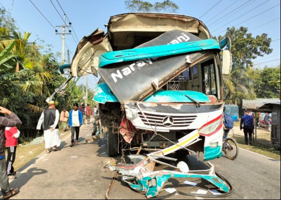 বাস ও ট্রাকের সংঘর্ষে নিহত ১, আহত ১০