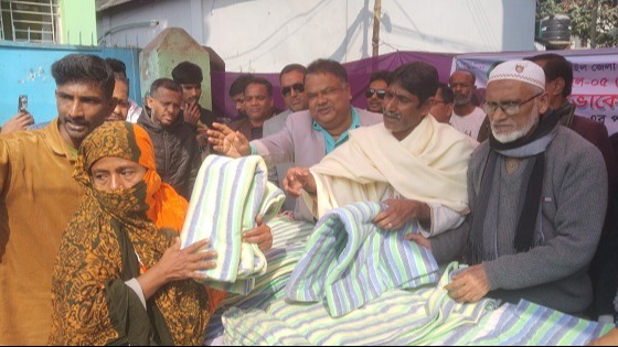 টাঙ্গাইলে সুবিধা বঞ্চিতদের মাঝে শীতবস্ত্র বিতরণ