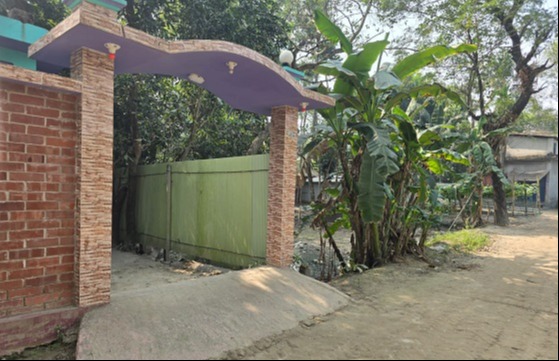 সম্পত্তি অবৈধ ভাবে দখল করে দেয়াল নির্মাণের অভিযোগ