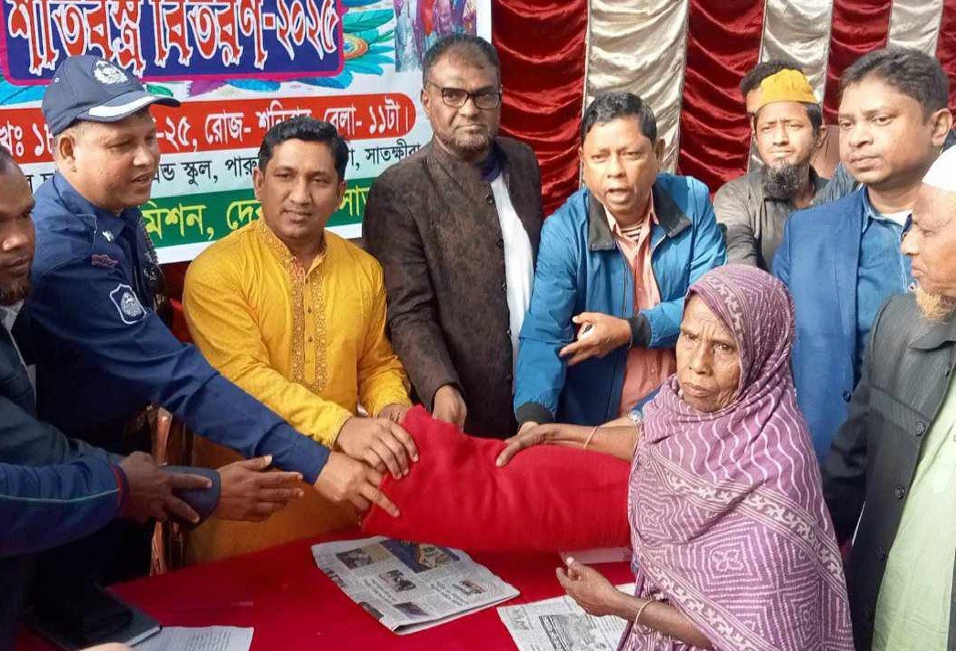 দেবহাটায় অসহায় শীতার্তদেরকে কম্বল বিতরন