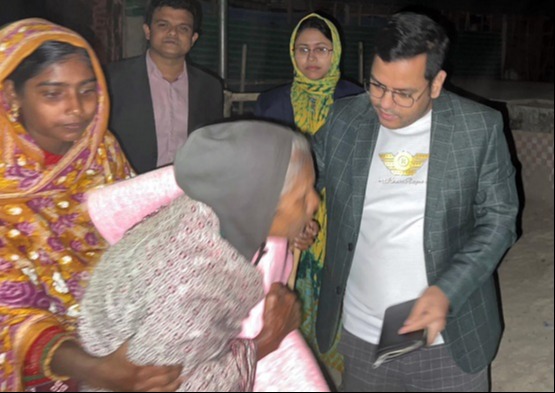 সাপাহারে নির্বাহী অফিসারের শীতবস্ত্র বিতরণ