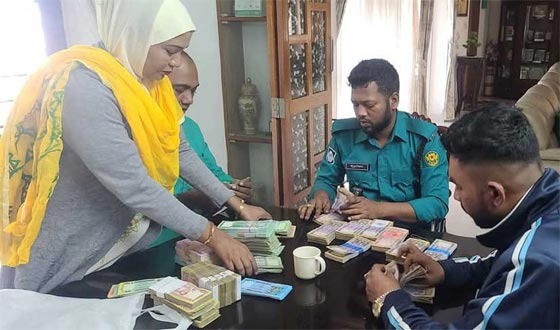 সাবেক ডেপুটি গভর্নরের বাসা থেকে বিপুল অর্থ ও নথি উদ্ধার