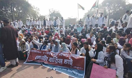 ফের ‘কোটা না মেধা-মেধা মেধা’ স্লোগানে উত্তাল শহীদ মিনার