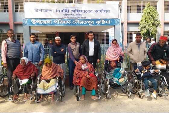 দৌলতপুরে প্রতিবন্ধীদের মাঝে হুইল চেয়ার বিতরণ