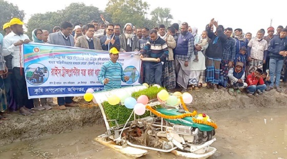 গোমস্তাপুরে রাইস ট্রান্সপ্লান্টার যন্ত্রের মাধ্যমে চারা রোপণ কার্যক্রমের উদ্বোধন