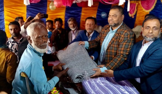 হোসেনপুরে শীতার্তদের মাঝে কম্বল বিতরণ