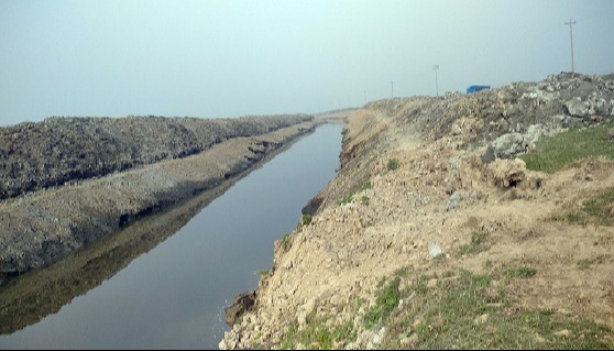 কিশোরগঞ্জে পানি উন্নয়ন বোর্ডের খাল খনন চলছে