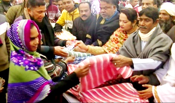 টাঙ্গাইলে সুবিধা বঞ্চিত শীতার্ত মানুষের মাঝে শীতবস্ত্র বিতরণ