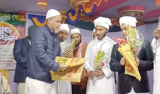 কালীগঞ্জে হাফেজ ছাত্রদের পাগড়ী প্রদান