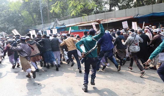 শাহবাগে ইবতেদায়ি শিক্ষকদের সমাবেশে পুলিশের লাঠিপেটা
