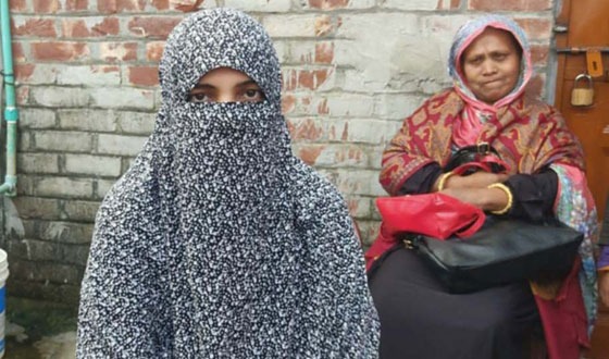 খানসামায় স্ত্রীর স্বীকৃতির দাবিতে গৃহবধূর অনশন