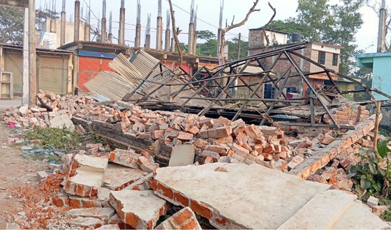 বাজার সভাপতির বিরুদ্ধে দোকানঘর গুড়িয়ে দেয়ার অভিযোগ