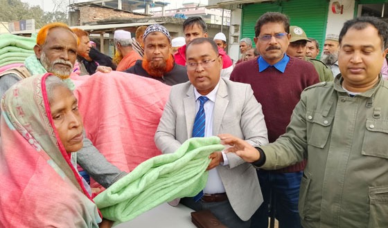 ধামইরহাটে ৪ শতাধিক পরিবারে কম্বল বিতরণ