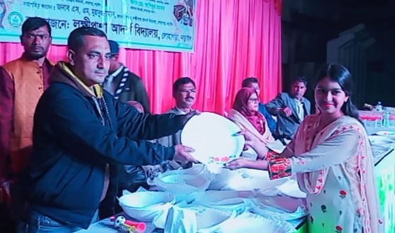 লক্ষীপাশা আদর্শ বিদ্যালয়ে ক্রীড়া ও পুরস্কার বিতরণ