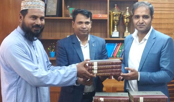 মহিনন্দ ইতিহাস ঐতিহ্য সংরক্ষণ পাঠাগারকে ইউএনওর বই উপহার