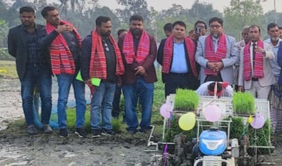 সুজানগরে রাইস ট্রান্সপ্ল্যান্টারের মাধ্যমে ধানের  চারা রোপণ কার্যক্রমের উদ্বোধন