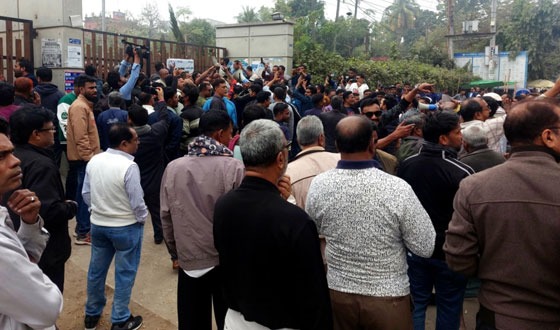 ভেতরে কর্মশালা, বাইরে বিক্ষোভ