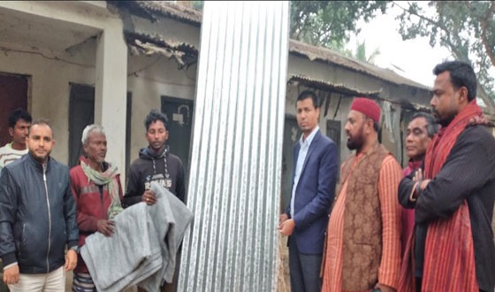 অগ্নিকাণ্ডে ক্ষতিগ্রস্ত পরিবাররের মাঝে ত্রাণ সামগ্রী প্রদান