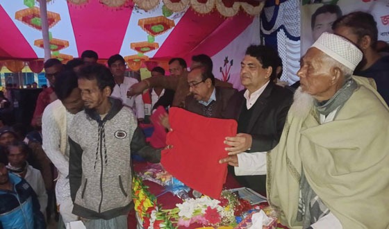 আগৈলঝাড়ায় বিএনপি নেতা-কর্মীদের সভা ও শীতবস্ত্র বিতরণ