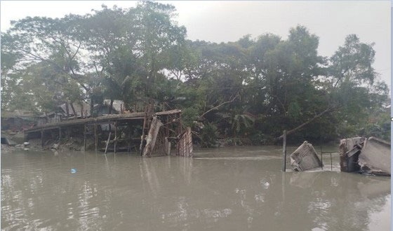 তালতলীতে ব্রিজ ভেঙে পড়ায় মানুষের যোগাযোগে ভোগান্তি