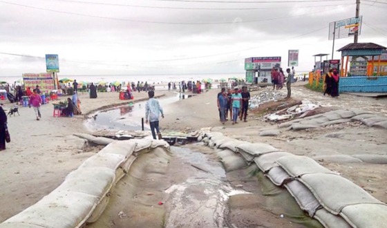 কক্সবাজার সৈকতে ভাঙ্গন, প্লাস্টিক বর্জ্য, ময়লা পানিসহ নানা বিড়ম্বনায় পর্যটকেরা