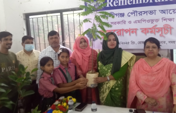 কালীগঞ্জে নারীদের মাঝে সেলাই মেশিন ও শিক্ষা প্রতিষ্ঠানে চারাগাছ বিতরণ