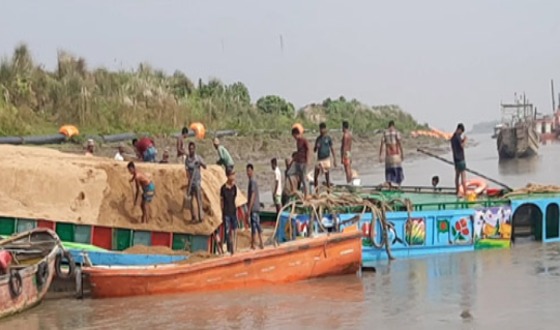 দিঘলিয়ায় ভৈরব-আতাই নদীর মোহনা থেকে মজুদখালী-ভৈরব পর্যন্ত জলদস্যুেদর দখলে