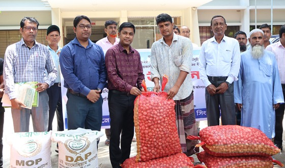 চলনবিলের কৃষকরা পেল কৃষি প্রণোদনা