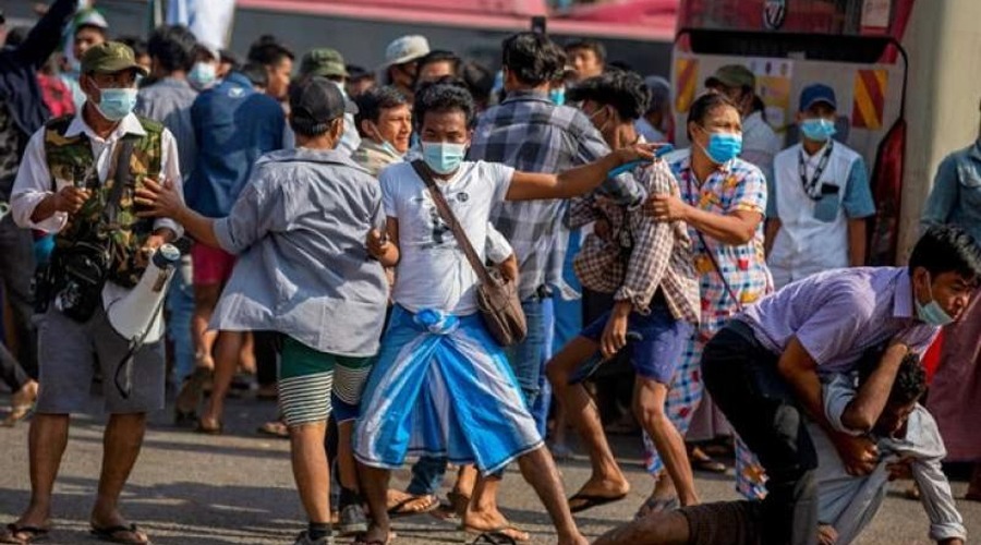 মিয়ানমারে ব্যাপক সংঘর্ষ: দেশ ছাড়ছেন হাজার হাজার মানুষ