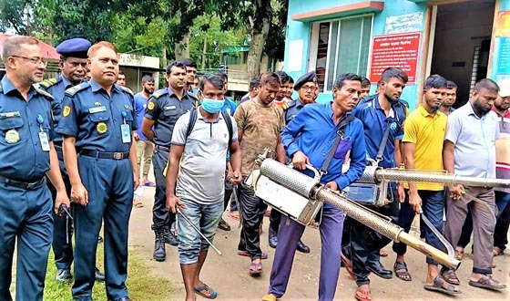 কারাগারের বন্দিরা মশা মারছে- করছে অঙিনা পরিষ্কার