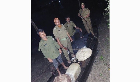 কয়রায় বিষযুক্ত ২ মন চিংড়ি সহ নৌকা আটক